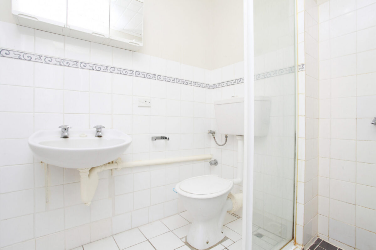 One bedroom older style unit on Tenth Avenue, Maylands